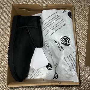 Kids Classic Ultra Mini Black Uggs | Size 5